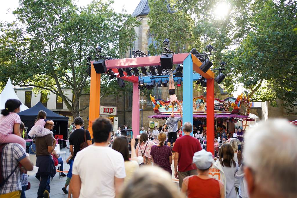 Tanz, Akrobatik und Jonglage: Straßentheater im Ruhrgebiet im August Kunst mit Ecken und Kanten: Bei der Dortmunder MICRO!CUBE-EDITION werden wieder würfelförmige Bühnen aufgebaut.