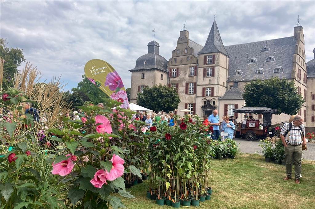Kunst und Blumen gibt es reichlich vor der Kulisse von Schloss Bodelschwingh.