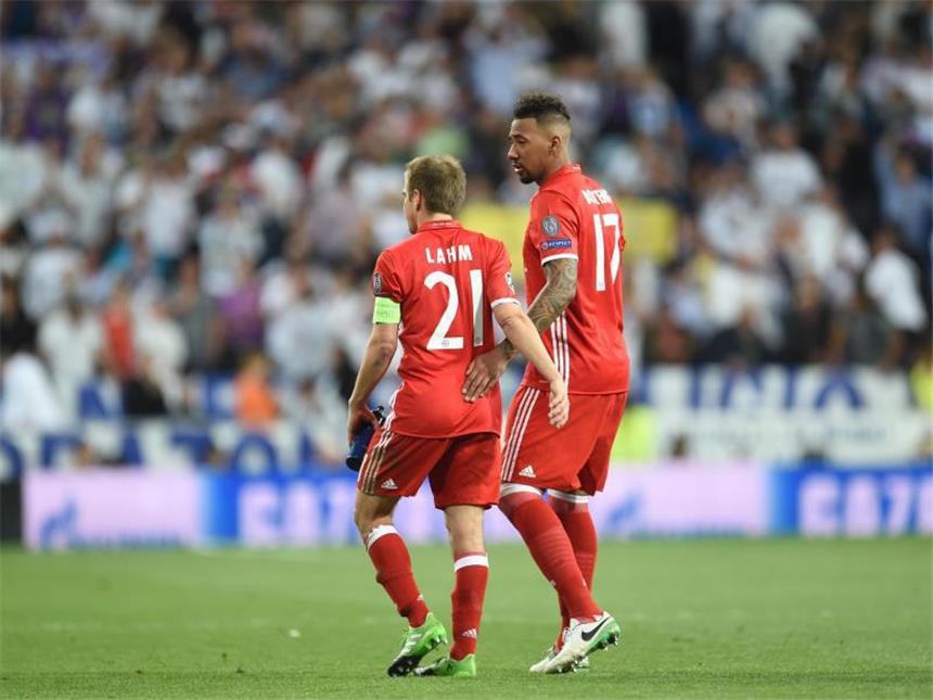 Bayern scheitert an Königsklassen-Kunststück Kunststück misslungen: Die Bayern um Philipp Lahm in seinem letzten internationalen Auftritt und Jerome Boateng konnten die Heimniederlage nicht mehr drehen. Foto: Andreas Gebert