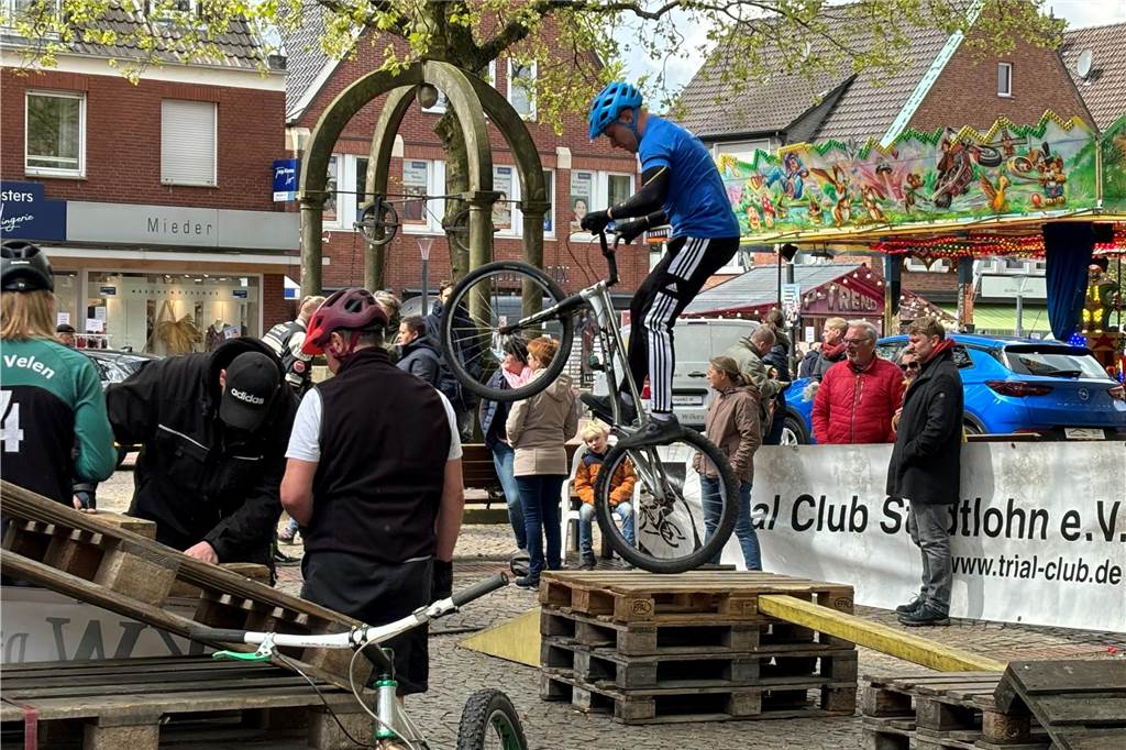 Innenstadt ist Magnet für Hunderte Besucher: Stadtlohner Frühling Mann auf Rad