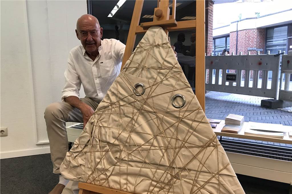 Verhüllte Dinge neu wahrnehmen: Ausstellung im Kunstraum Dorsten Mann mit Kunstwerk.