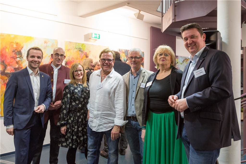 Neuer Verein KunstVest startet Kulturwoche mit sehenswerter Ausstellung KunstVest-Vorstand und Bürgermeister bei der Vernissage: (v.l.) Waltrops Bürgermeister Marcel Mittelbach, Sina Schumann, Stephan Schmitz, Arno Kindermann, Markus Hunke, Elisabeth Dieckhöfer und der Castrop-Rauxeler Bürgermeister Rajko Kravanja.