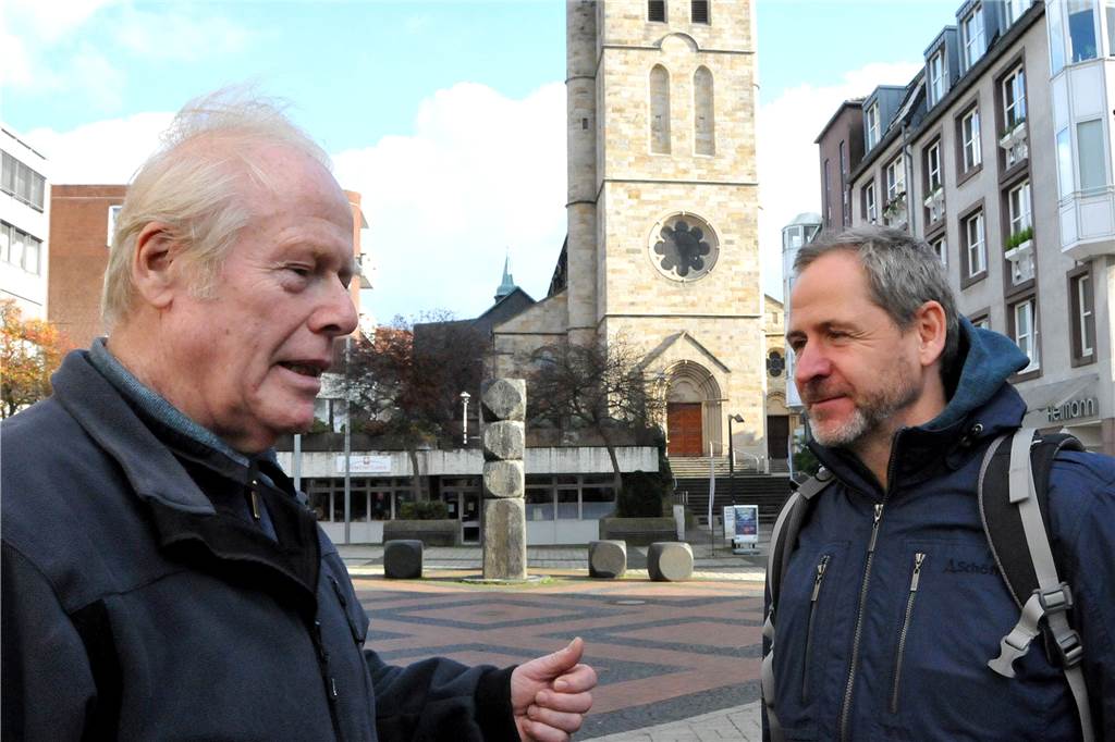 Jan Bormann ist wütend: Ein Name für den Reiter wäre „das Letzte“ Kunstwanderer Stuart Nicol steht mit Jan Bormann vor dem vom Castroper Künstler gestalteten Lambertusplatz.