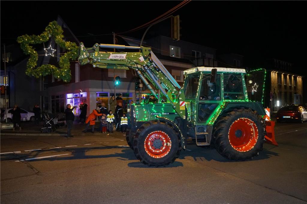 Kunterbunt und mit unzähligen Lichtern geschmückt ließen die Landwirte mit ihren Treckern einen hoffentlich bleibenden Eindruck zurück.