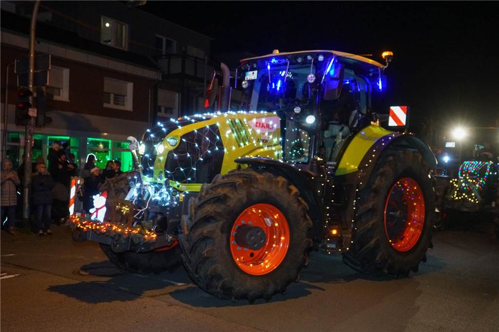 Kunterbunt und mit unzähligen Lichtern geschmückt ließen die Landwirte mit ihren Treckern einen hoffentlich bleibenden Eindruck zurück.