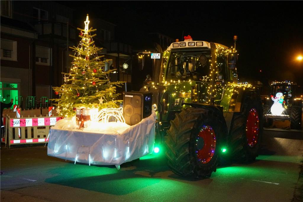 Kunterbunt und mit unzähligen Lichtern geschmückt ließen die Landwirte mit ihren Treckern einen hoffentlich bleibenden Eindruck zurück.