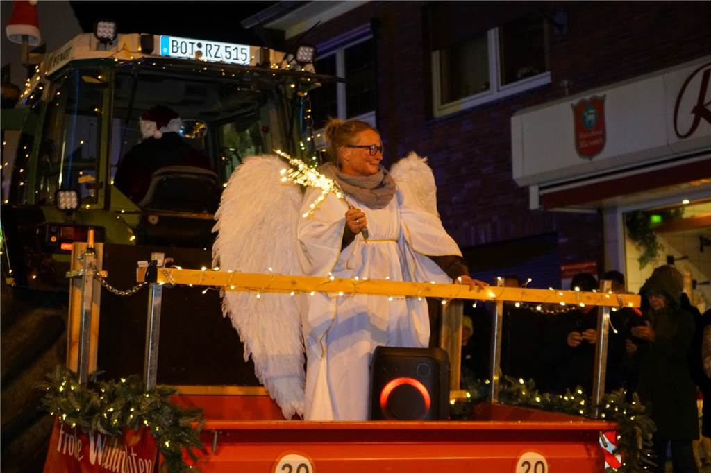 Kunterbunt und mit unzähligen Lichtern geschmückt ließen die Landwirte mit ihren Treckern einen hoffentlich bleibenden Eindruck zurück.