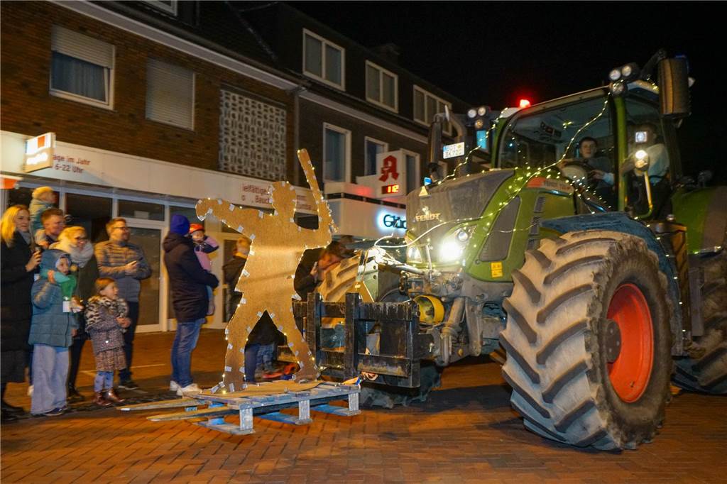 Kunterbunt und mit unzähligen Lichtern geschmückt ließen die Landwirte mit ihren Treckern einen hoffentlich bleibenden Eindruck zurück.