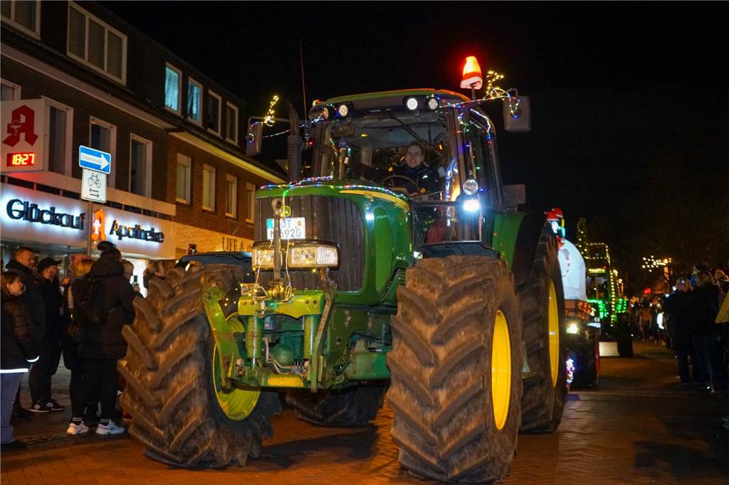 Kunterbunt und mit unzähligen Lichtern geschmückt ließen die Landwirte mit ihren Treckern einen hoffentlich bleibenden Eindruck zurück.