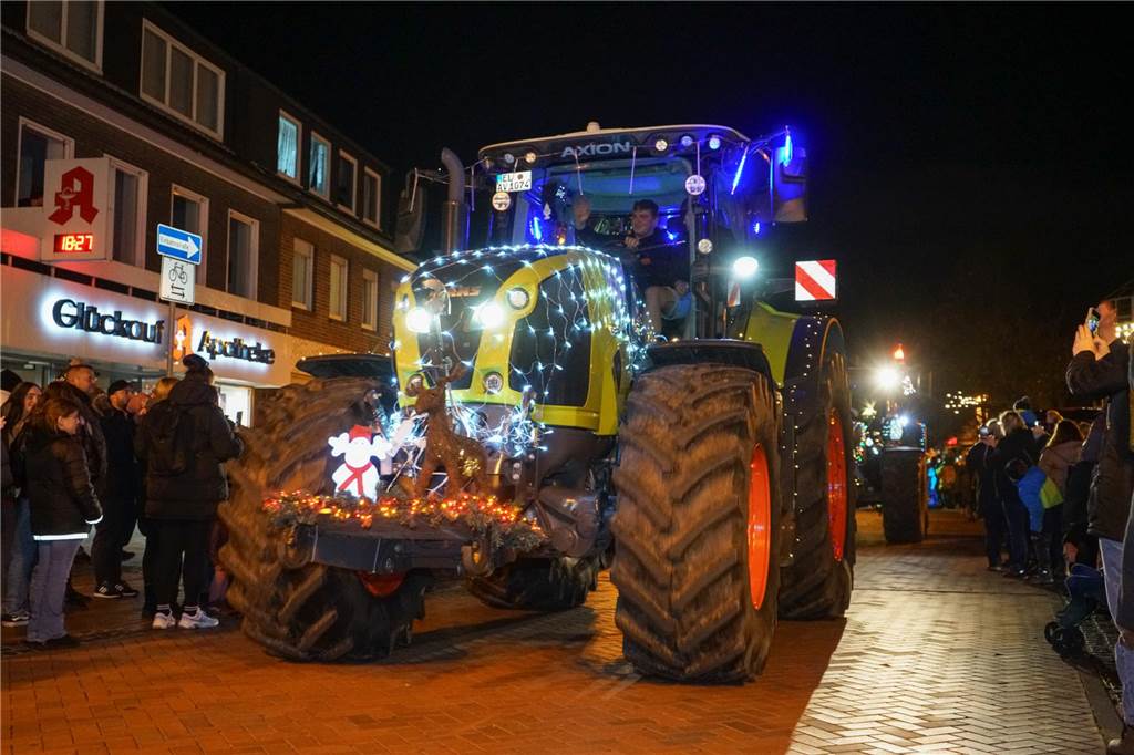 Kunterbunt und mit unzähligen Lichtern geschmückt ließen die Landwirte mit ihren Treckern einen hoffentlich bleibenden Eindruck zurück.