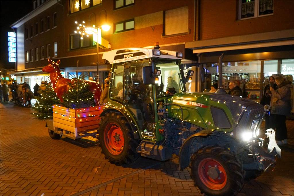 Kunterbunt und mit unzähligen Lichtern geschmückt ließen die Landwirte mit ihren Treckern einen hoffentlich bleibenden Eindruck zurück.