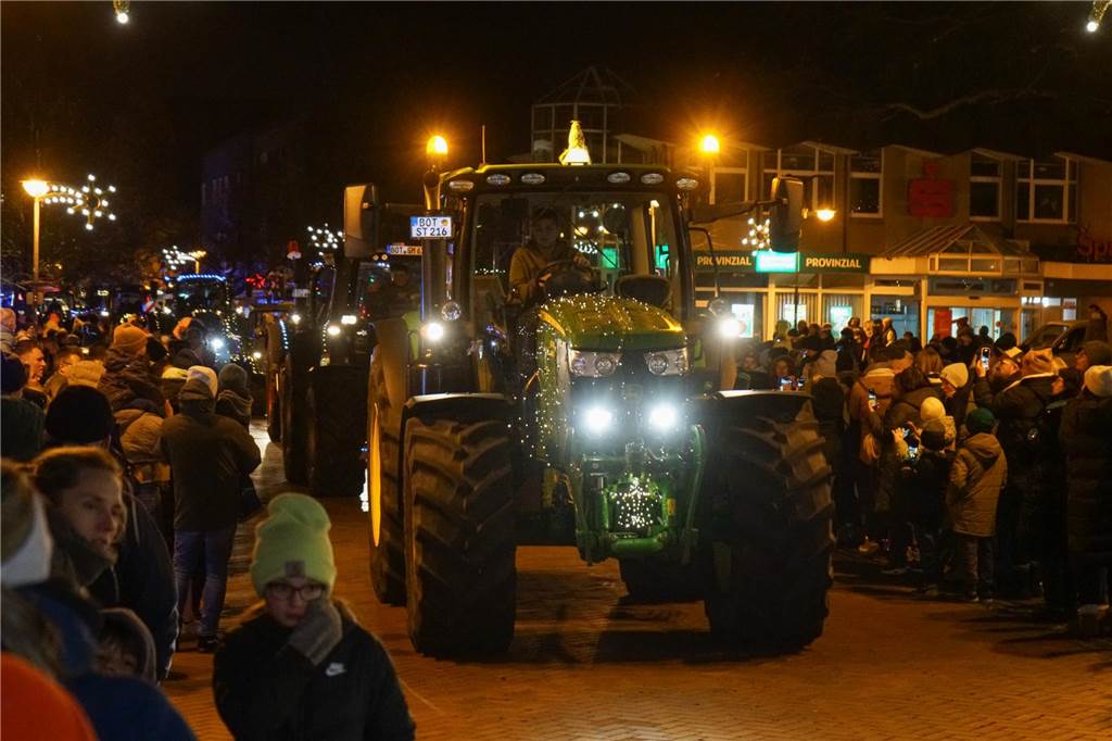 Kunterbunt und mit unzähligen Lichtern geschmückt ließen die Landwirte mit ihren Treckern einen hoffentlich bleibenden Eindruck zurück.