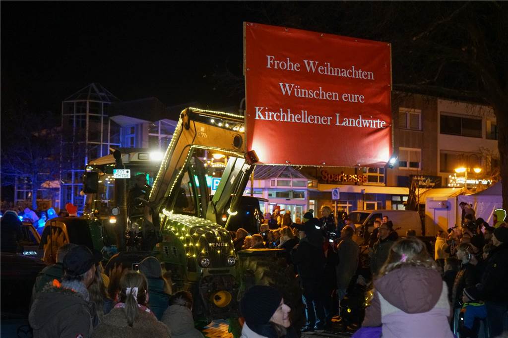 Kunterbunt und mit unzähligen Lichtern geschmückt ließen die Landwirte mit ihren Treckern einen hoffentlich bleibenden Eindruck zurück.