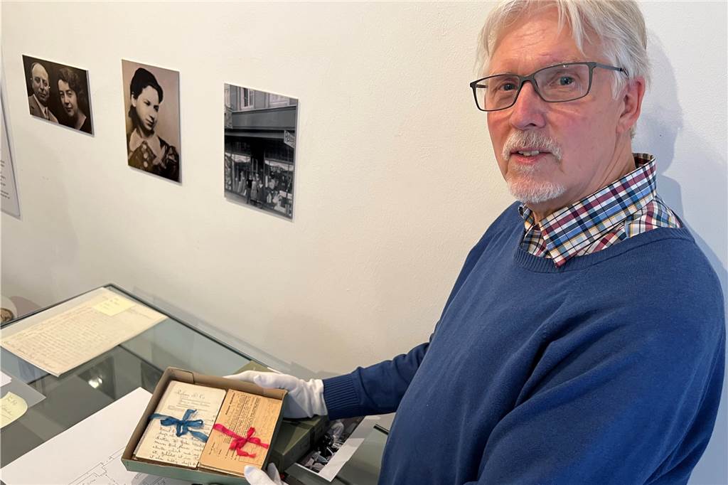 Dorstener Jüdin floh nach Schweden: Ausstellung erklärt Kindertransporte Thomas Ridder hält historische Postkarten in seinen Händen.