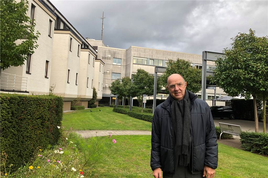 Kuratoriumsmitglied Mathias Redders vor dem Stadtlohner Krankenhaus Maria-Hilf, das in den nächsten Jahren geschlossen werden soll. Hier soll neben einer Pflegeeinrichtung ein Integriertes Telemedizinisches Kompetenz- und Versorgungszentrum eingerichtet werden.