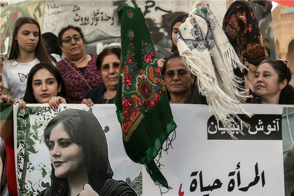 „Nachts werden die Leichen beseitigt“ – Nahid Farshi aus Dortmund flüchtete selbst aus Iran Kurdische Frauen schwenken Kopftücher, während sie Bilder von Mahsa Amini in die Höhe halten. Sie war von der Sittenpolizei wegen ihres "unislamischen Outfits" festgenommen worden. Was genau mit Amini nach ihrer Festnahme geschah, ist unklar, jedenfalls fiel sie ins Koma und starb am Freitag (16.9.).