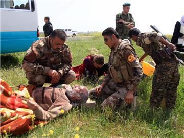 Kurdische Peschmerga-Kämpfer versorgen die aus der IS-Gefangenschaft freigelassenen Jesiden. Foto: Stringer