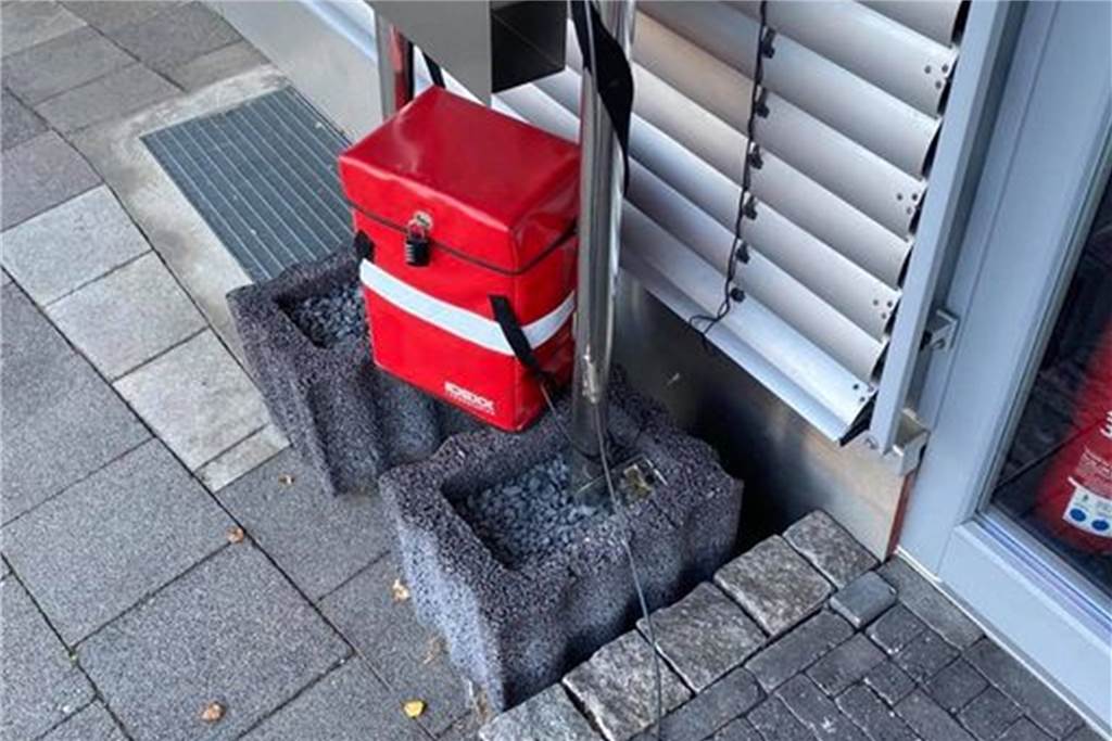 Praxis bestohlen: Diebe sorgen für Frust bei Tierarzt Björn Becker Kurios: Die rote Aufbewahrungstasche ließen die Diebe zurück, dabei ist diese mehr wert als das Chip-Lesegerät.