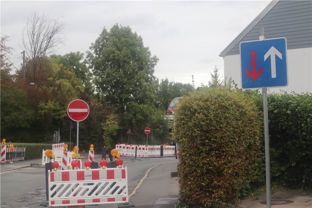Kurios wirkt diese Beschilderung auf der Steinbrinkstraße. Es gilt das Verbot der Weiterfahrt. Aber dennoch wird den Verkehrsteilnehmern seltsamerweise Vorrang vor dem Gegenverkehr eingeräumt. Ein echter Schildbürgerstreich.