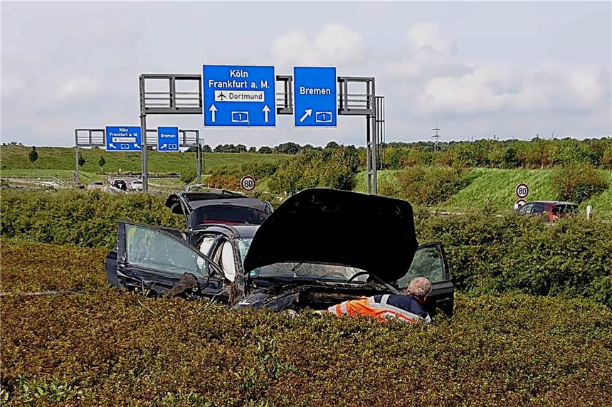 Ungewöhnlicher Unfall am Kamener Kreuz: Volvo-Fahrer (63) landet im Feld Kurioser Unfall im Kamener Kreuz: Dieser Volvo landete am Sonntag im Feld.