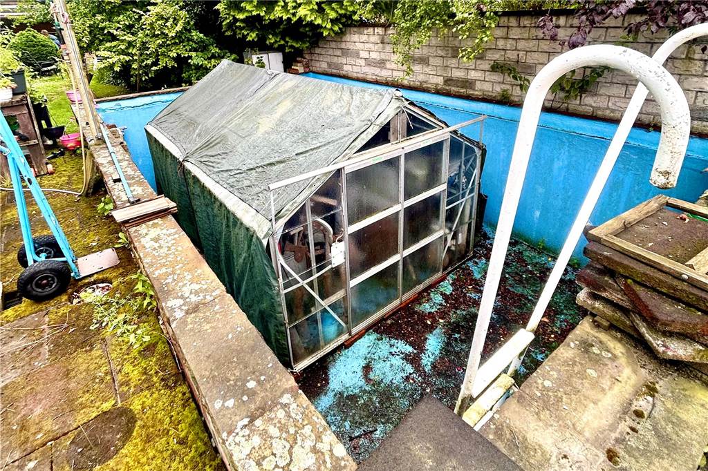 Sechs Jahre länger: Bärenbach-Anwohner klagen über „endlose“ Belastung Gerätehäuschen steht im Swimming Pool.