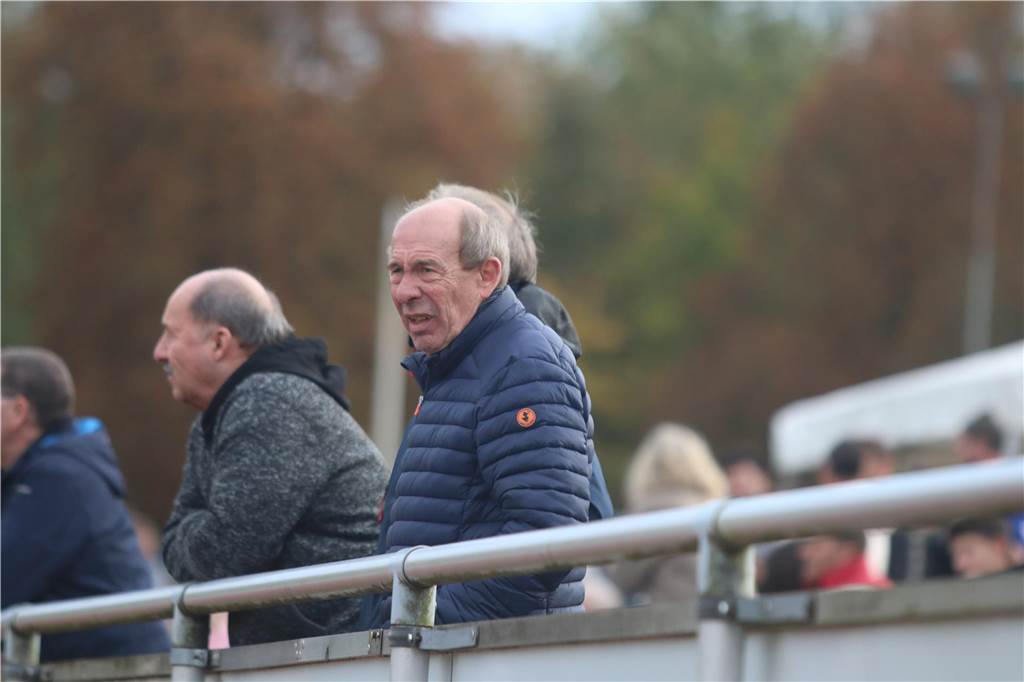 Der SC Capelle darf gegen den WSC II auf dem neuen Platz spielen Der Sportliche Leiter des SC Capelle Kurt Gumprich guckt auf das Spielgeschehen.