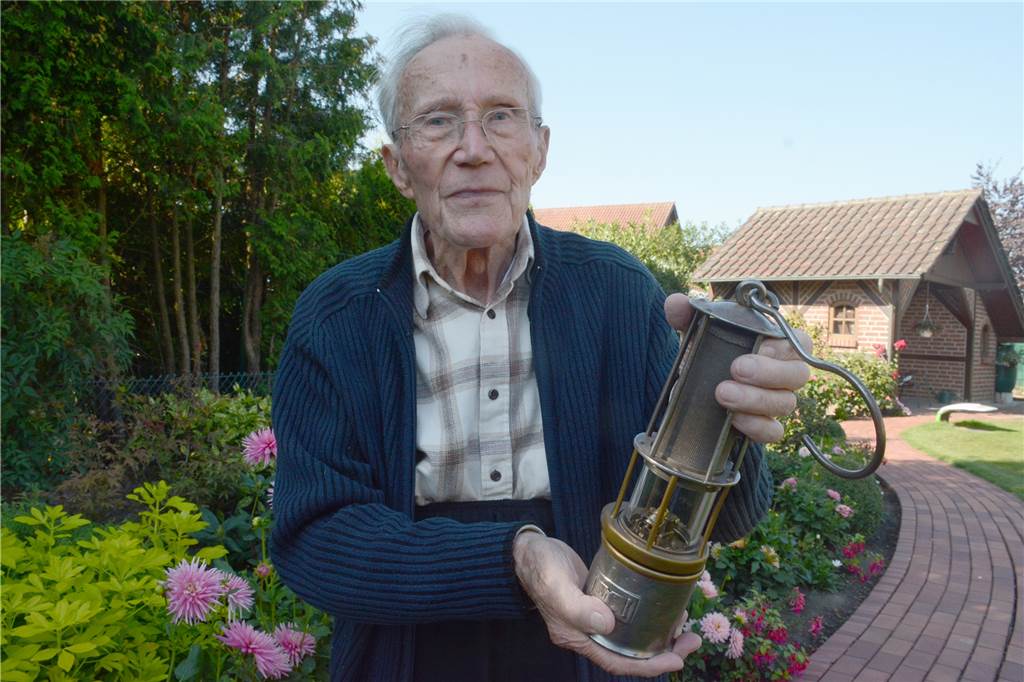 Kurt Kuhle und seine Gaskontrolllampe. Von ihr hing in Kolumbien das Leben vieler Bergleute ab.