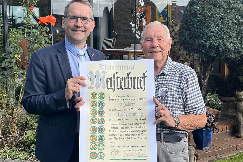 Maurermeister Kurt Lomparski: „Heute ist das Lego, damals war es Knochenarbeit“ Kurt Lomparski freut sich über den Diamantenen Meisterbrief von der Handwerkskammer Münster, den ihm der stellvertretende Geschäftsführer und Pressesprecher Michael Hoffmann übergab.