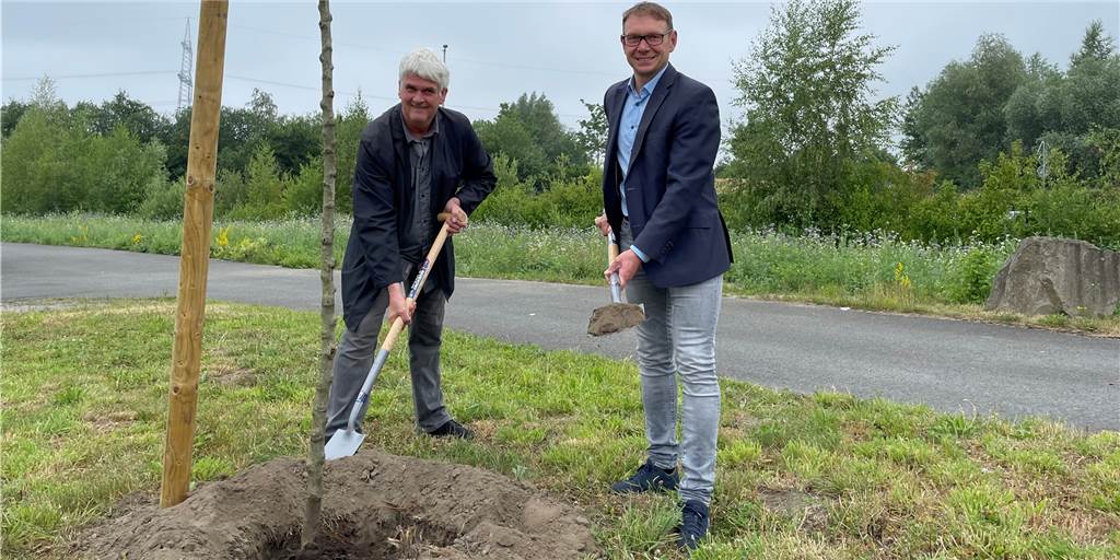 Industriegelände am Wahrbrink in Werne lockt jetzt Bienen und Eidechsen an Kurt-Peter Becher (l.) von Garbe Industrial Real Estate und Bürgermeister Lothar Christ pflanzten symbolisch einen Apfelbaum „Dülmener Rose“ am Industriegelände am Wahrbrink.