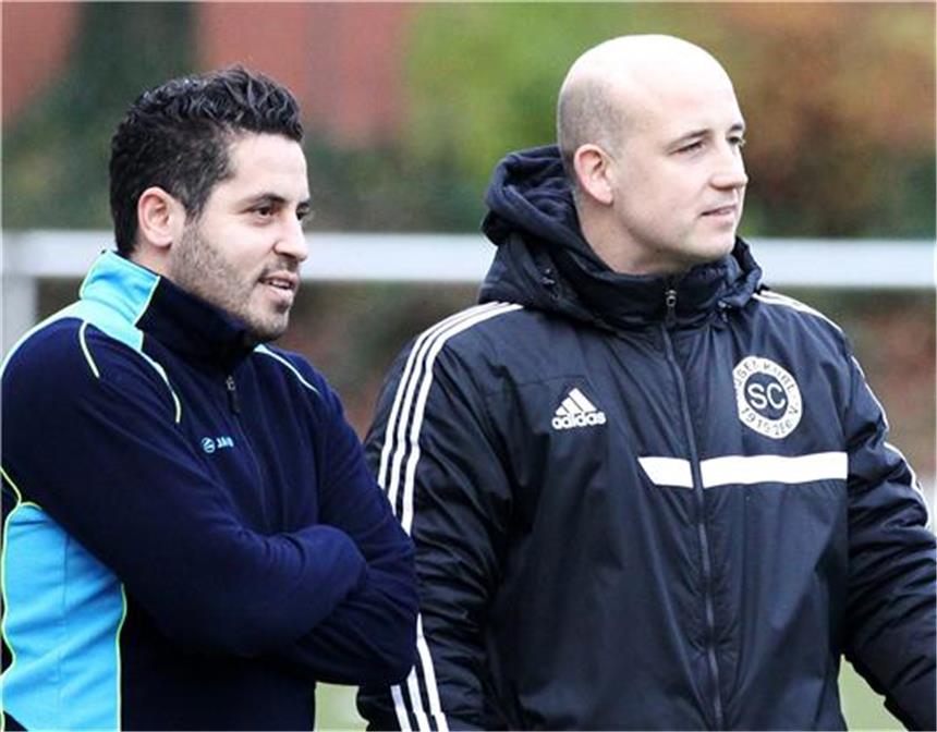 Lange geht - Husen-Kurl sucht Nachfolger Kurtulus Öztürk (l.) im Gespräch mit Husen-Kurl-Trainer Jörg Lange. Lange wird nach der Saison als Coach in Husen aufhören.