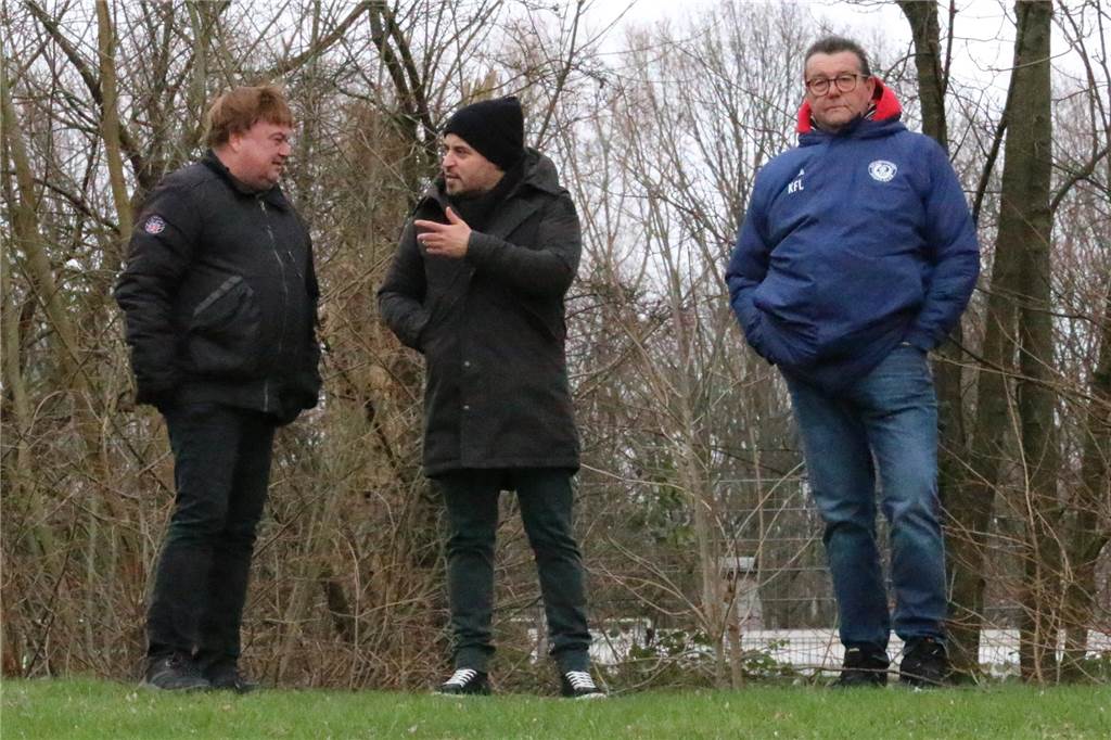 Kurtulus Öztürk über Gründe, Ziele und Eindrücke beim neuen Klub Kurtulus Öztürk (M.) tauscht sich aus. Rechts: HSC-Ressortleiter Sport Karl Lösbrock.