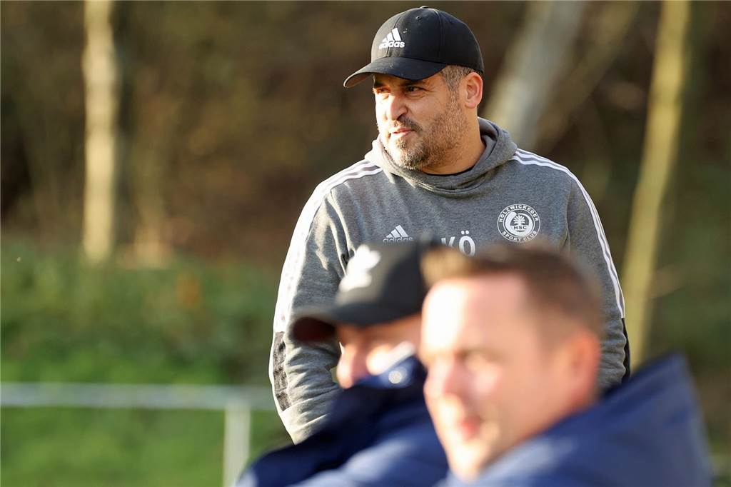 Holzwickeder SC gewinnt enges Kreisderby beim Lüner SV Kurtulus Öztürk, Trainer des Holzwickeder SC, steht an der Seitenlinie.