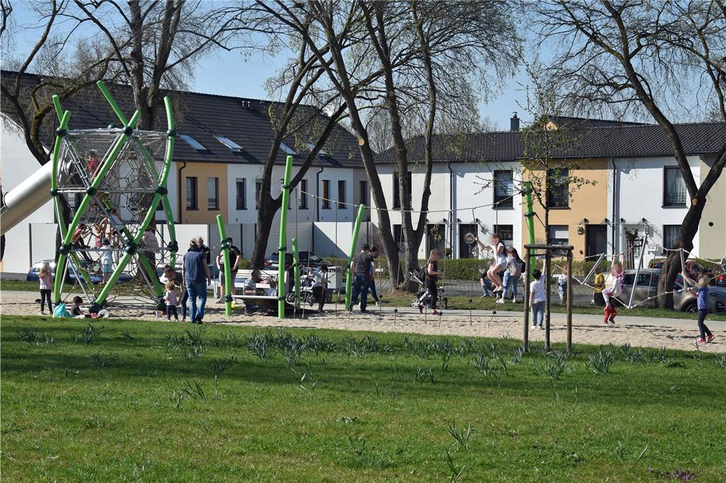 Neuer Spielplatz öffnete im Dortmunder Osten - und wurde gleich wieder geräumt Kurz bevor der Ordnungsdienst den Spielplatz für kurze Zeit räumte, spielten zahlreiche Kinder an den neuen Geräten.
