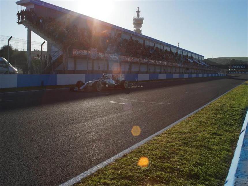 Vettel beim Testauftakt mit Ferrari auf Eins Kurz darauf macht sich der Vizeweltmeister Rosberg auf zur Jungfernfahrt. Foto: Jens Marx