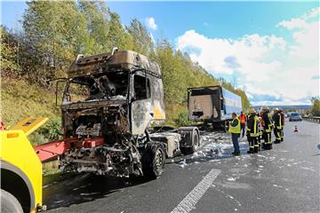 Kurz hinter der Anschlussstelle Schüren ging ein Lkw auf der B236 am Freitag in Flammen auf. Die Zugmaschine des Lastwagens brannte komplett aus. 