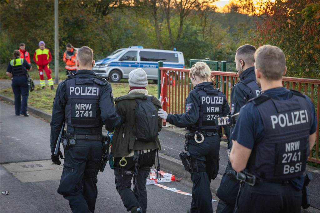 Aktivisten blockierten Flaesheimer Schleuse und legten Schiffsverkehr lahm Polizei führt Aktivisten ab.