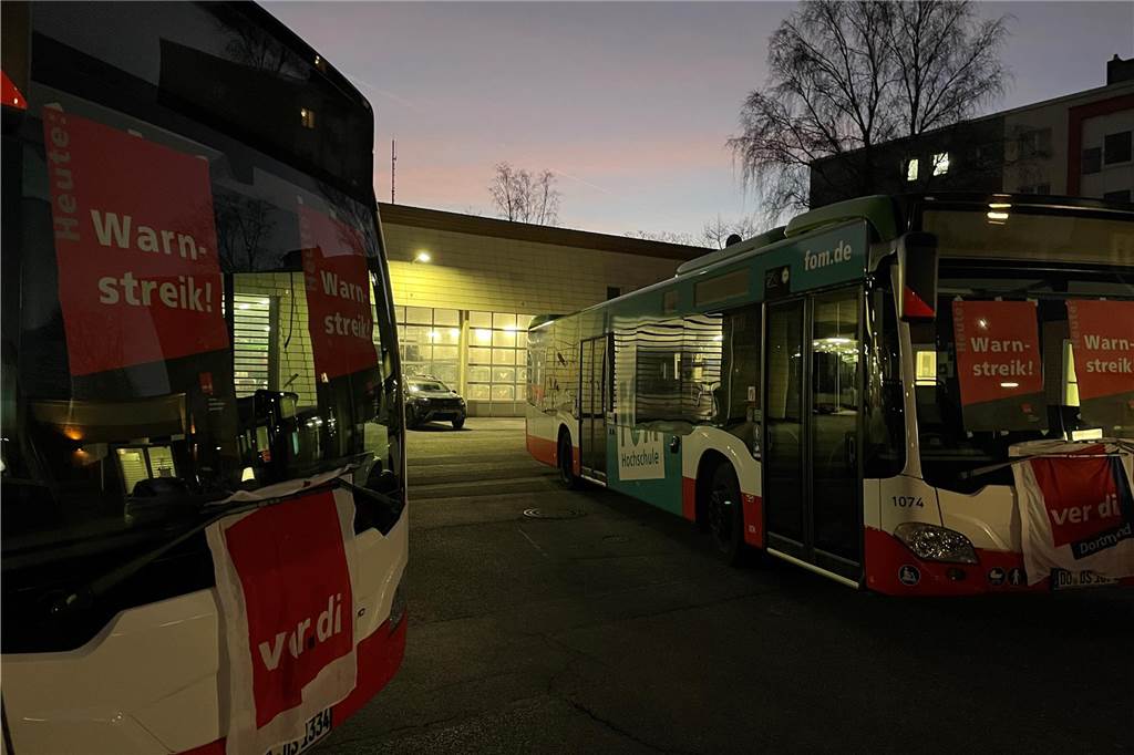 Kurz nach 7 Uhr am Donnerstag am Busdepot Engelsburgplatz: Zwei Linienbusse versprerren die Ausfahrt. Hier geht an diesem Donnerstag gar nichts.