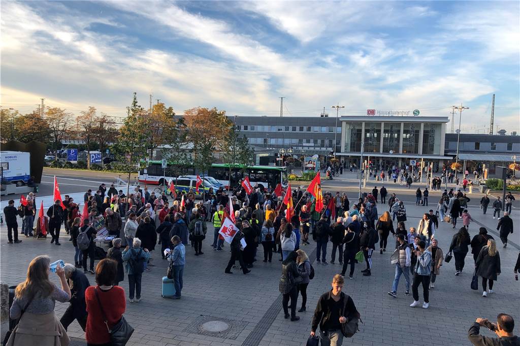 Demo-Aufruf mit Linksextremisten: „Wir unterscheiden, wer momentan gegen den Staat hetzt“ Kurz nach dem angekündigten Demobeginn am 4.10., um 18.15 Uhr, war die Teilnehmerzahl überschaubar, einige Dutzend Menschen hatten sich eingefunden (links); rechts im Bild: IG-Bau-Vertreter Björn Wißuwa.