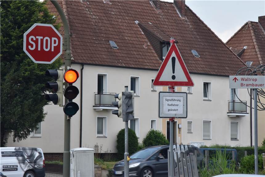 Neue Fahrradampeln in Lünen: Polizei erklärt „indirektes Linksabbiegen“ Kurz nach dem Start hatte die Stadt Lünen die Fahrradampeln an der Kreuzung Moltkestraße / Konrad-Adenauer-Straße wieder abgeschaltet und abgehängt.