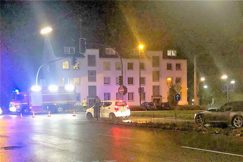 Nach Unfall an B235: Polizei prüft Verkehrssituation am Engelsburgplatz Kurz nach dem tragischen Unfall schickte uns ein Leser dieses Foto zu.