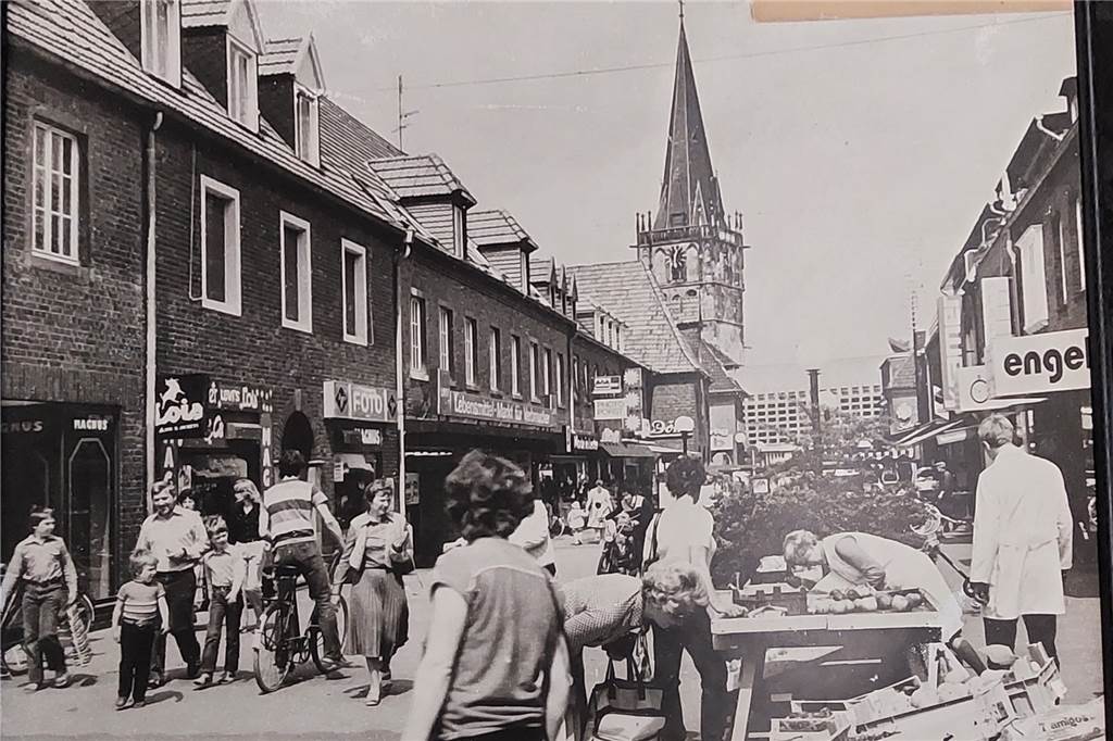 Nach 100 Jahren: Familie van de Maat gibt Obst- und Gemüsehandel auf Kurz nach der Eröffnung der Ahauser Fußgängerzone präsentiert Familie van de Maat ihre Ware vor dem Geschäft an der Marktstraße. Rechts im Bild: Maria und Bernd van de Maat. Das Bild soll im Jahr 1977 entstanden sein.