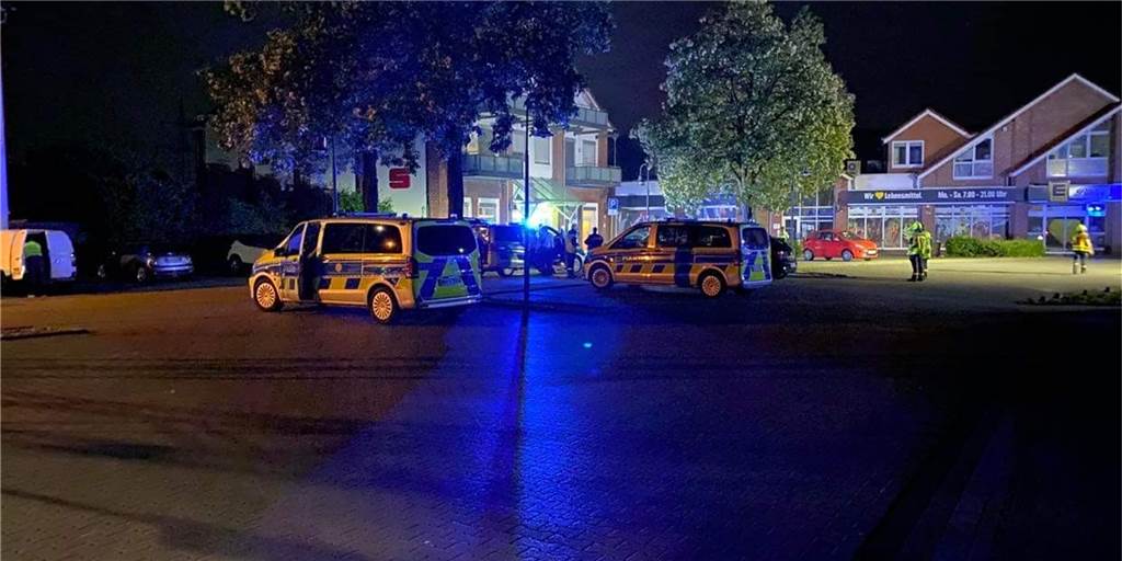 Sparkassen-Sprengung: Täter lag schreiend am Boden, um ihn rum Geldscheine Kurz nach der Sparkassen-Sprengung in Henrichenburg: Die Polizei und Rettungswagen sind auf dem Hedi-Parkplatz eingetroffen. Ein Mann wird festgenommen und ins Krankenhaus gebracht.