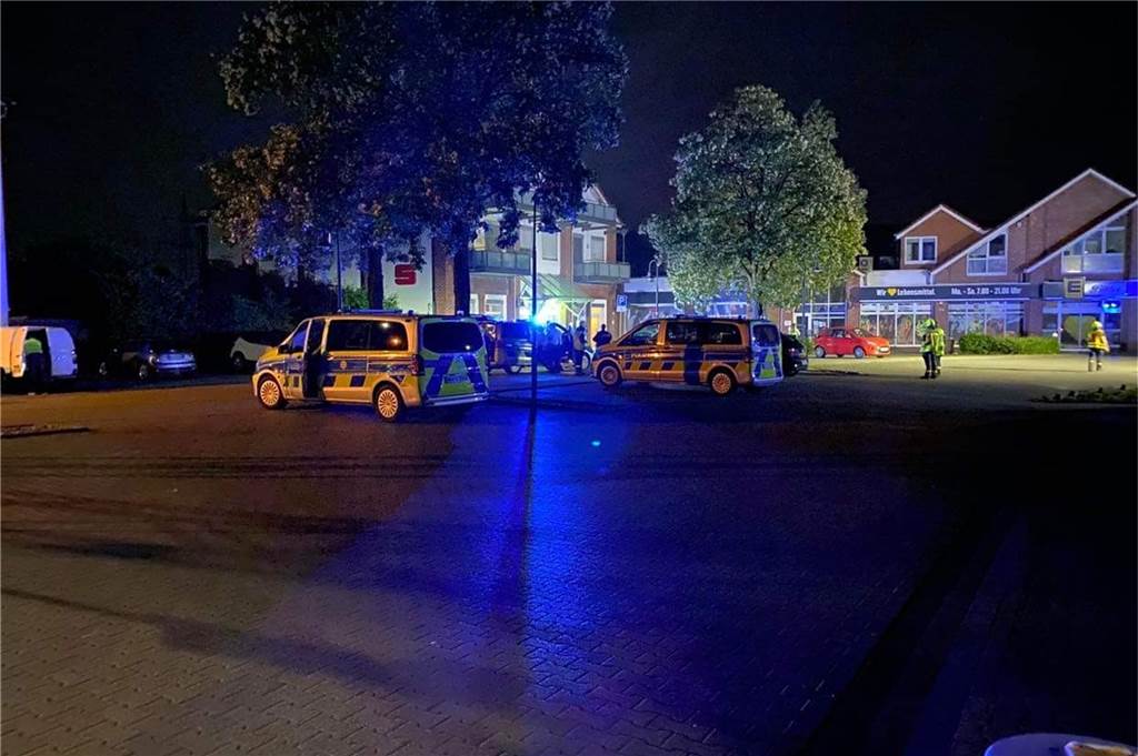 Helmut Rackowitsch (77): „Der Mann lag da auf dem Boden und schrie“ Kurz nach der Sparkassen-Sprengung in Henrichenburg: Die Polizei und Rettungswagen sind auf dem Hedi-Parkplatz eingetroffen. Ein Mann wird festgenommen und ins Krankenhaus gebracht.
