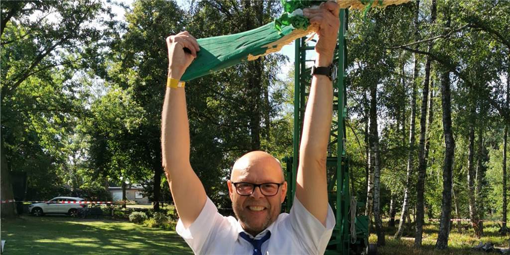 Kurz nach halb fünf am Sonntagnachmittag war es klar: Olaf Helmer ist der neue König des Allgemeinen Bürgerschützenvereins Vreden. Mit dem 214. Schuss holte er den Vogel von der Stange.
