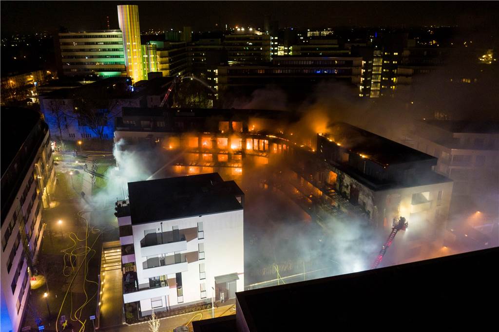 Großbrand in Essen: Ist so etwas auch an Häusern in Dortmund möglich? Kurz nach Mitternacht von Sonntag auf Montag war das Feuer ausgebrochen. Schnell stand das ganze Gebäude im Essener Westviertel in Flammen.