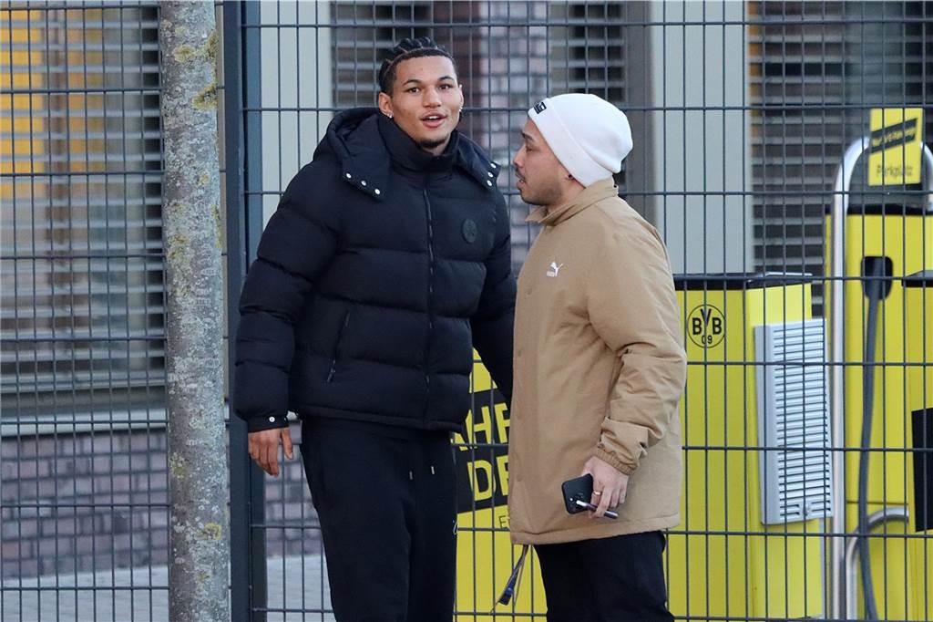 Paris Brunner im Gespräch mit einem BVB-Mitarbeiter.