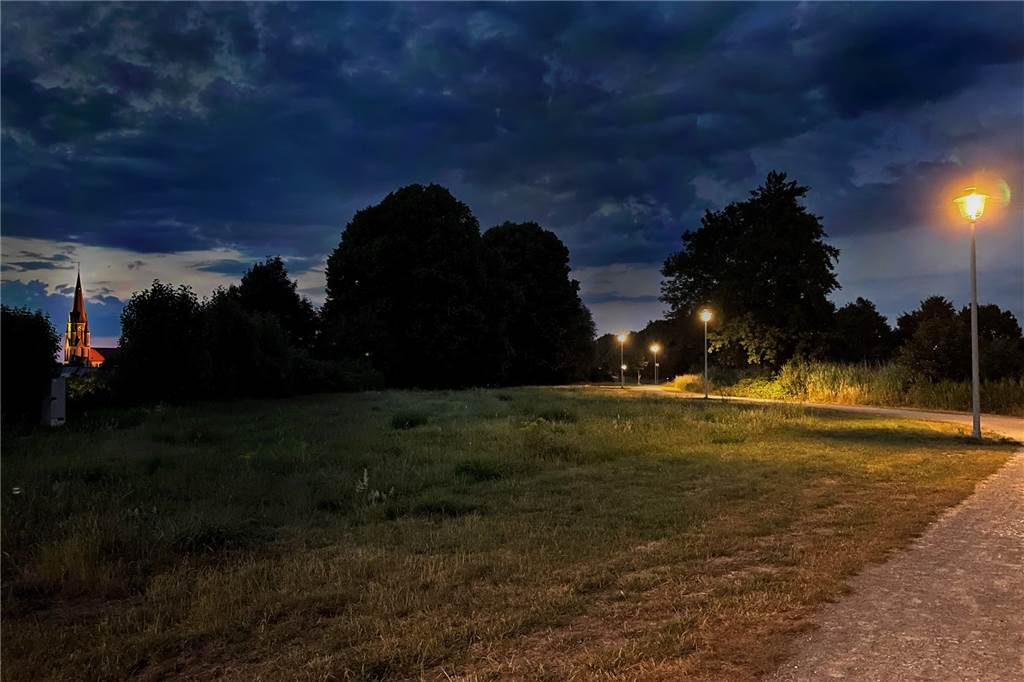 „Jetzt, wo alle Energie sparen sollen“: Joggingstrecke leuchtet auch nachts Kurz vor 23 Uhr leuchten die Laternen auf der Joggingstrecke ab dem alten Hafenbecken am Mittwochabend (29. Juni) noch. Eigentlich sollen die Leuchten um 22.30 Uhr aus gehen - zum Schutz der Umwelt und um Energie zu sparen.