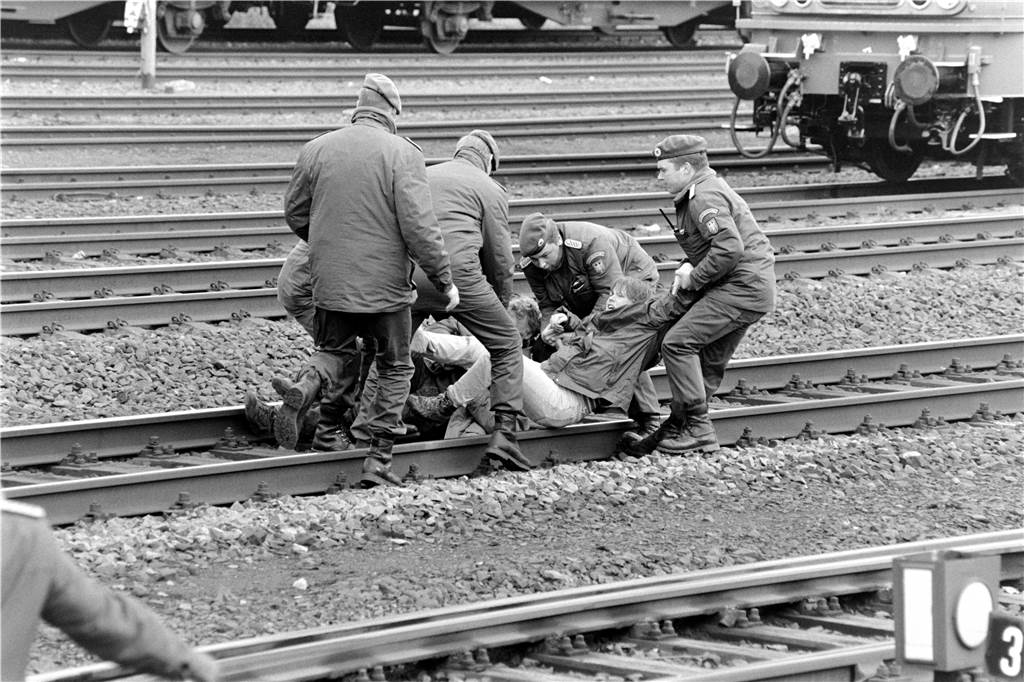 Kurz vor Ankunft des Castor-Transports im Bahnhof Lünen-Süd durchbrachen ein 53-jähriger Drensteinfurter und eine 27-jährige Frau aus Mölln die Polizeiabsperrung und legten sich auf das Gleis. Sie wurden sofort festgenommen.
