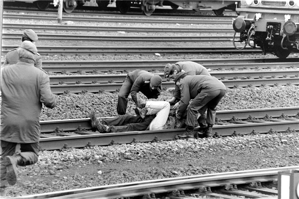 Kurz vor Ankunft des Castor-Transports im Bahnhof Lünen-Süd durchbrachen ein 53-jähriger Drensteinfurter und eine 27-jährige Frau aus Mölln die Polizeiabsperrung und legten sich auf das Gleis. Sie wurden sofort festgenommen.