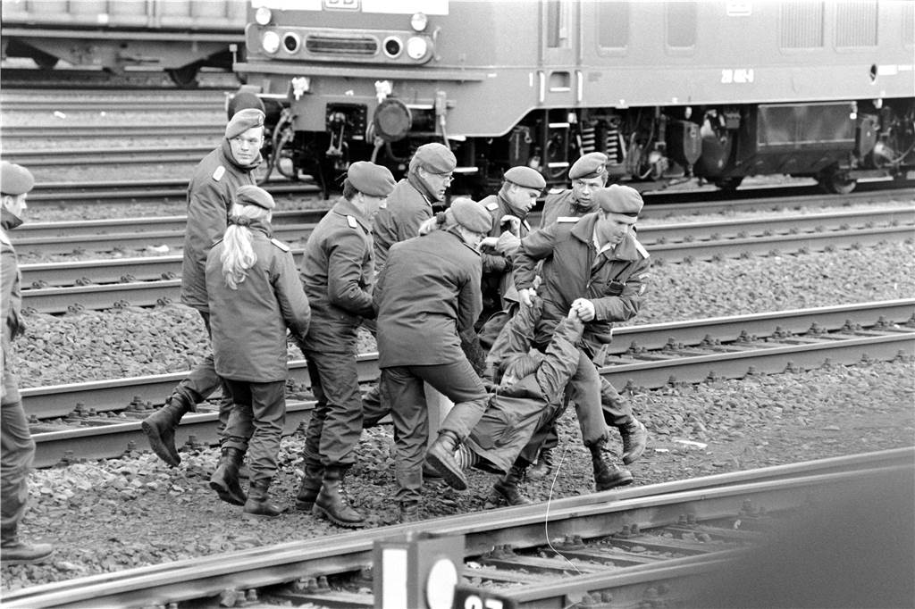 Kurz vor Ankunft des Castor-Transports im Bahnhof Lünen-Süd durchbrachen ein 53-jähriger Drensteinfurter und eine 27-jährige Frau aus Mölln die Polizeiabsperrung und legten sich auf das Gleis. Sie wurden sofort festgenommen.
